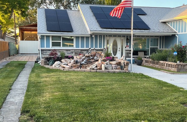 MASTER BR Suite with own Entrance. Dog friendly. 7 miles from SLC Int Airport