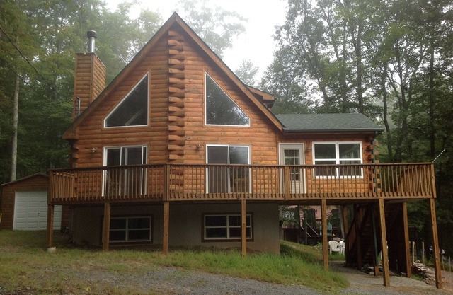 Masthope-LOG CHALET-On Ski Mountain,near DelawareRiver/Pool/Lake-4Br/3B/sleeps12