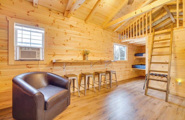 Mauston Studio Cabin ~ 15 Mi to Wisconsin Dells!