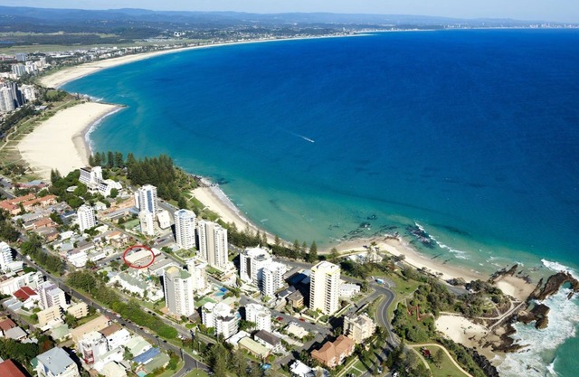 Maybury Unit 3 only a 70 Metre walk to Rainbow Bay beach Coolangatta FREE Unlimited Wi-Fi