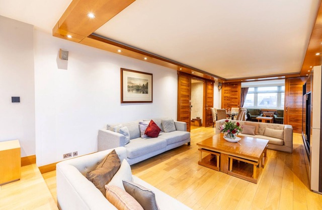 Mayfair Luxury-Three Bedroom Apartment