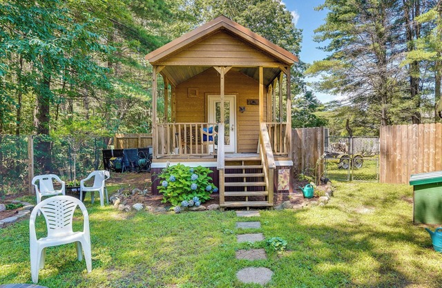 Mayfield Tiny Home w/Porch, Walk to Beaches!