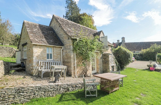 MAYFLY COTTAGE, character holiday cottage in Coln St Aldwyns