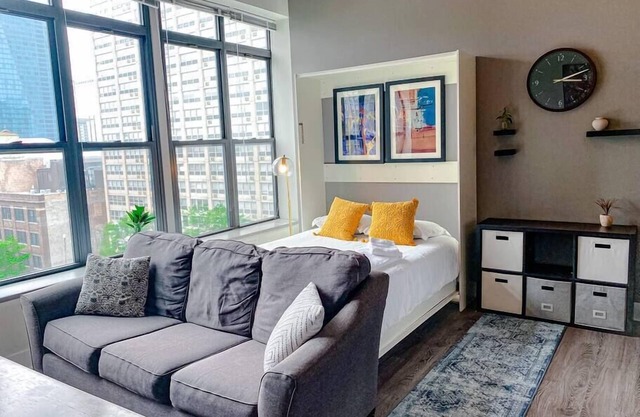 McCormick Place Designer Studio with optional parking for up to 4 guests