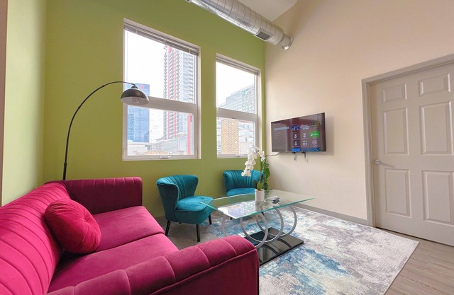 McCormick Place Oasis 2br/2ba with optional Parking/Patio/Gym/sleeps 6