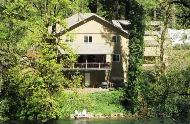McKenzie Riverfront-w Hottub woodstove+wood