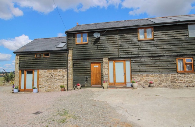 MEADOW BARN, character holiday cottage, with hot tub in Aston On Clun
