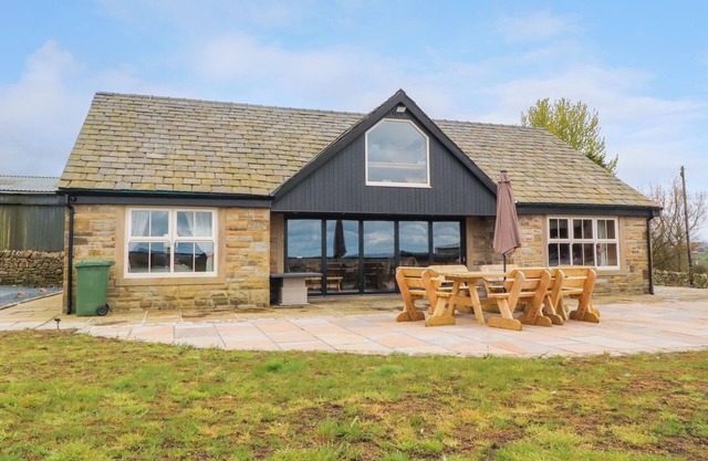 MEADOW TOP FARM BARN, family friendly, with hot tub in Clitheroe