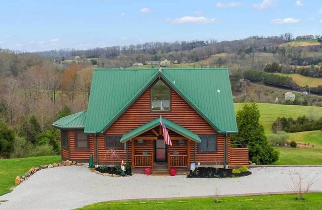 Meadow View Heights Deerfield Resort near winery & golf course