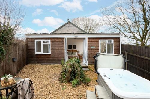Meadow - Woodland Cottage with Private Hot Tub