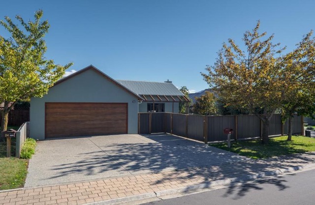 Meadowstone Family Retreat - Wanaka Holiday Home