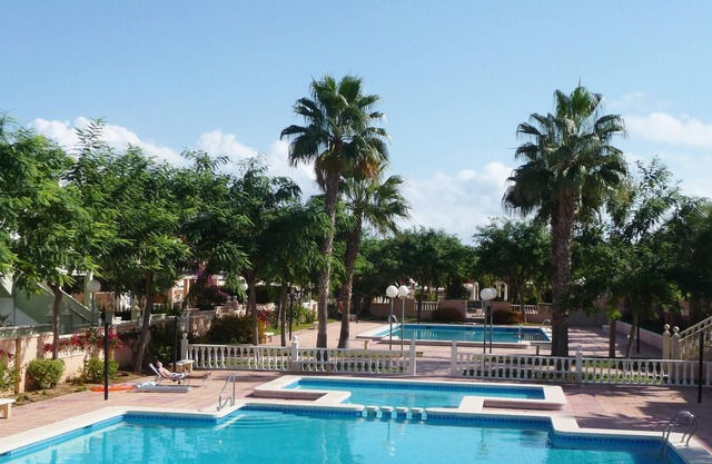 Med 1, 2 Bed, WiFi, UKTV, Air Con, Pools, Tennis, near beach, bars & restaurants