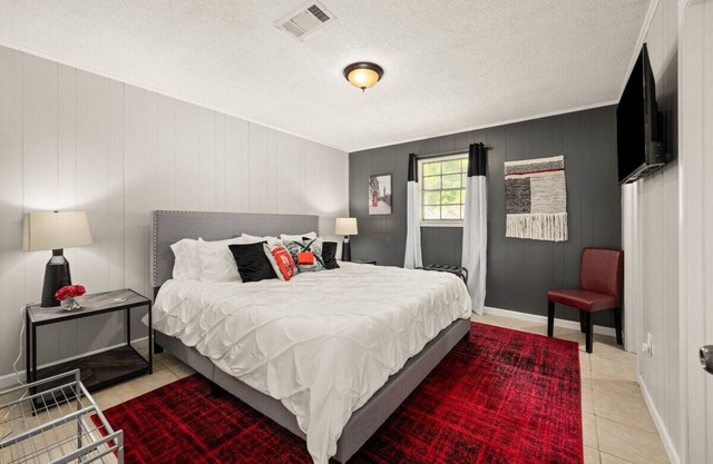 Medical Stay King Bed Smart TV WiFi Pets W/D