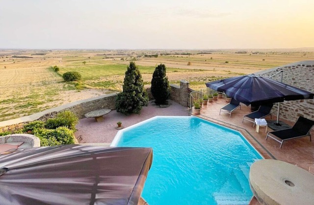 Medieval 16th Century Castle, 1 hour from Barcelona!