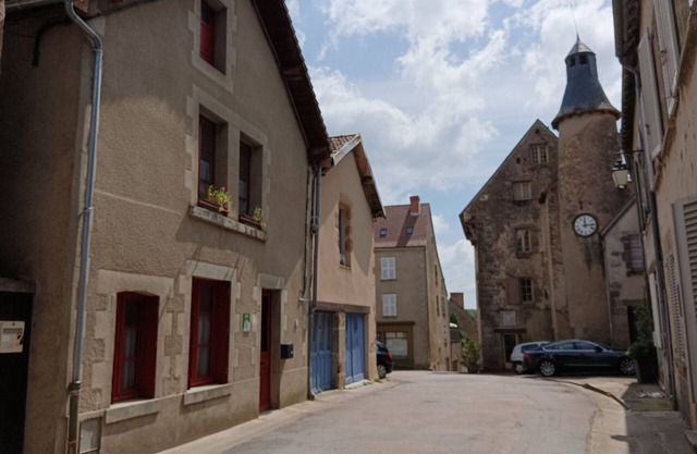 Medieval house in Berry with private courtyard and all-inclusive