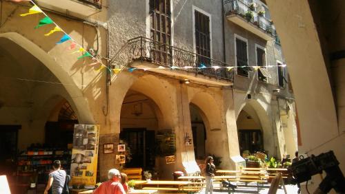 Medieval Pieve, holiday home with garden, WiFi & parking