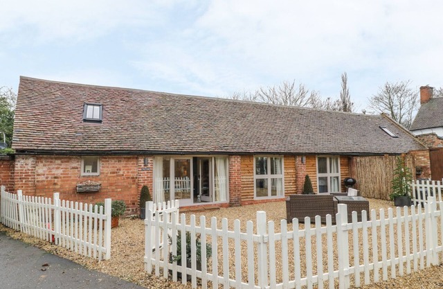 MEGS COTTAGE, family friendly, luxury holiday cottage in Tiddington