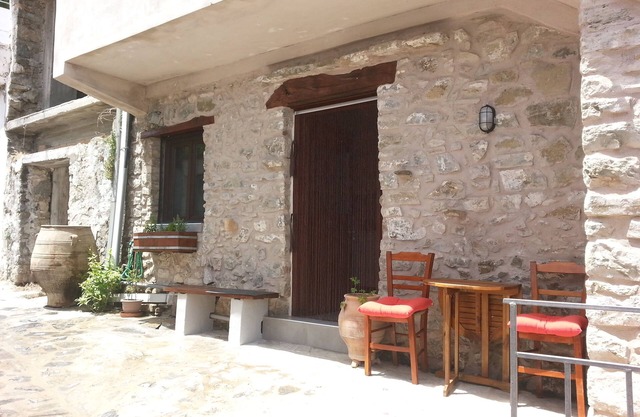 Melambes Studio Apartment - Experience life in a traditional Cretan village.
