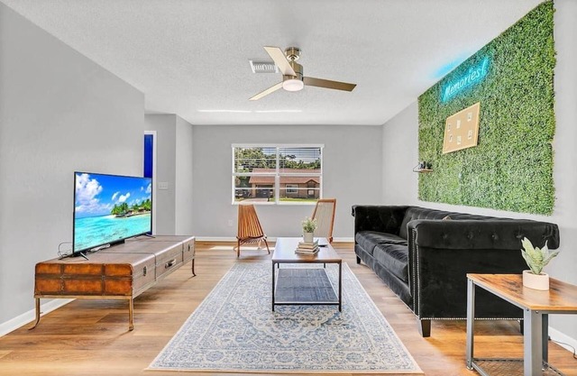 Memories Fully Renovated Home with Huge Backyard!