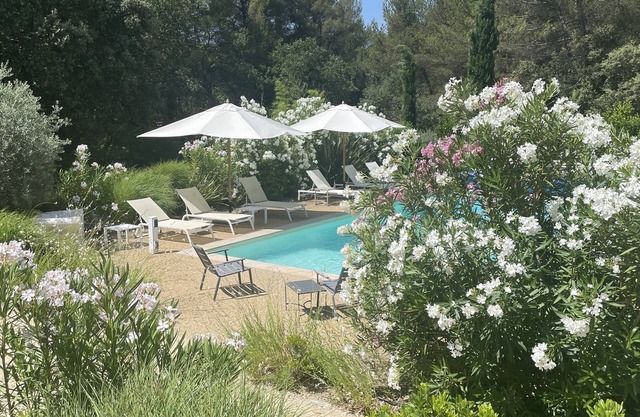 Menerbes: Vast Provencal farmhouse, pool, 2 ha of garden, silent. 3 km village