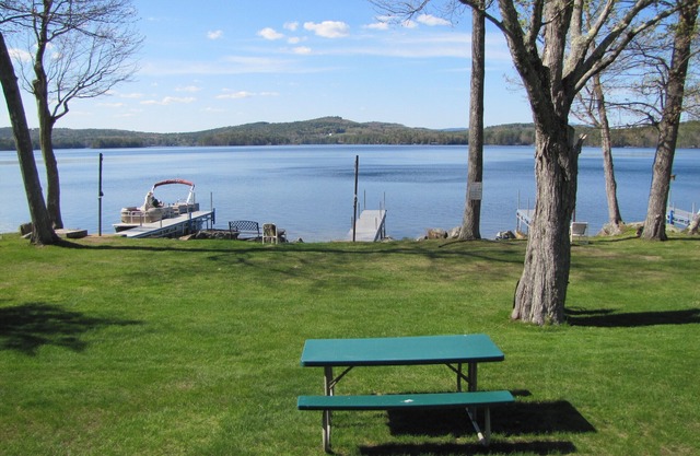 Meredith, Modern Lakefront 4 bedroom, 2 bath, home, close to downtown.