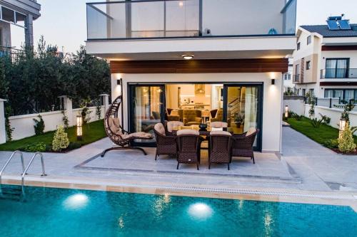 merkezde 8 kişilik özel havuzlu villa