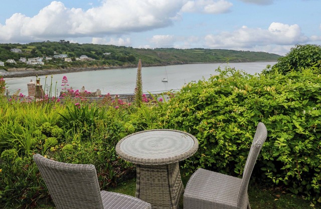 MERMAID COTTAGE, pet friendly, with open fire in St Keverne