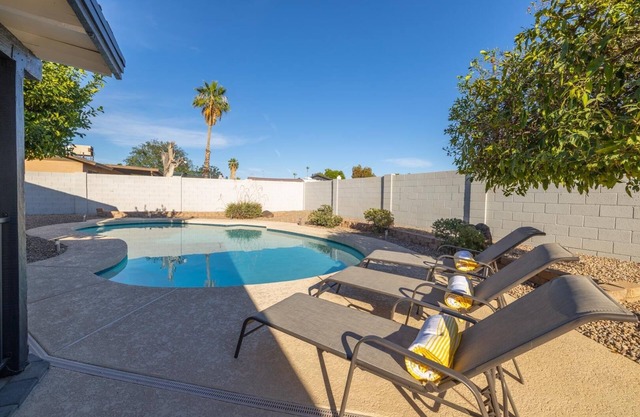 Mesa 4BR Haven: Heated Pool, Putting Green