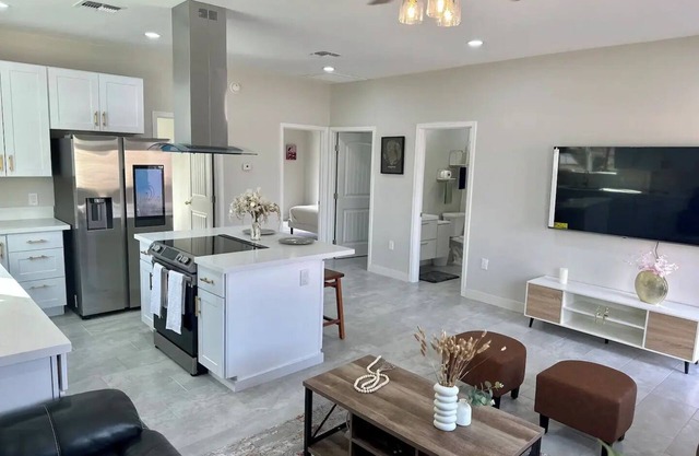 Mesa Modern 2BR: Classic & Charmnn