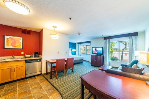 Metro PHX downstairs STUDIO sleeps 4 ADA Accessible