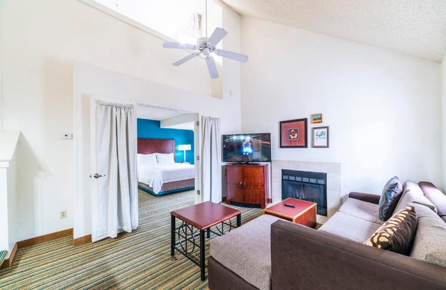 Metro PHX Upstairs open plan 1bd plus LOFT sleeps 6 modern design HEATED POOL