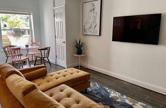 Metro! Sunny Big 2 Bdrm w/King Bed & Dog Friendly