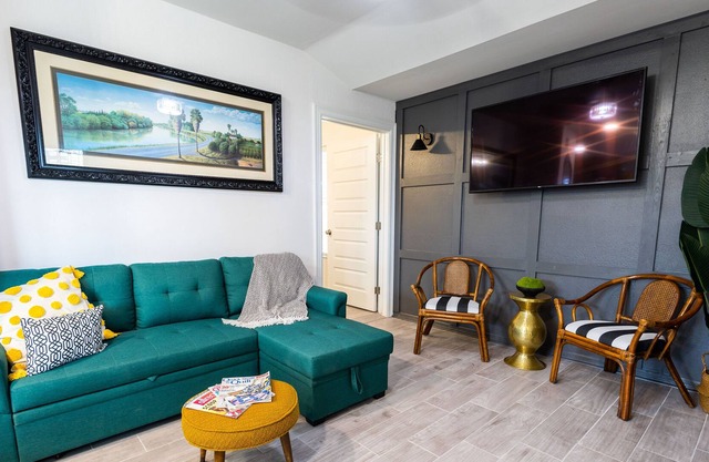 Mi Casita Azul 1 min Expressway/Near Everything w/amazing Backyard