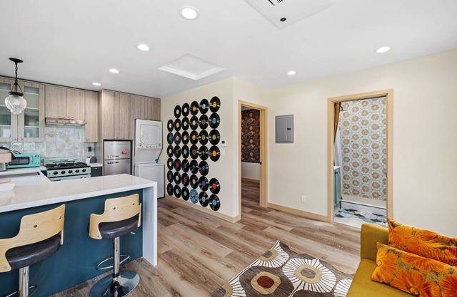 Mid Century House 10min from LAX + Beach with AC, WiFi and Putting Green