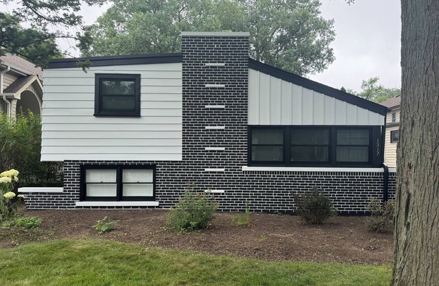 Mid-century modern turned MODERN. Close to all the attractions that Chicago has.