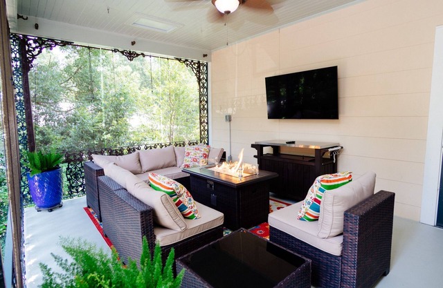 Mid-Century Modern - 3600sqft - 1 Mile to CBDnHistoric Surroundings, Walk to CBD