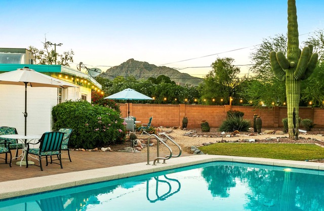 Mid-Century modern home in Old Town with yard, pool, games & alfresco dining
