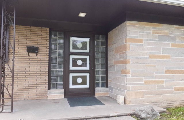 Mid Century Modern-close to city park and pool.