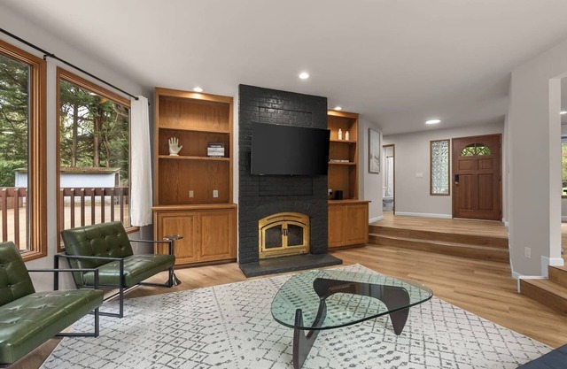 MidCentury Luxury Issaquah Home, 6 Beds, Sleeps 10