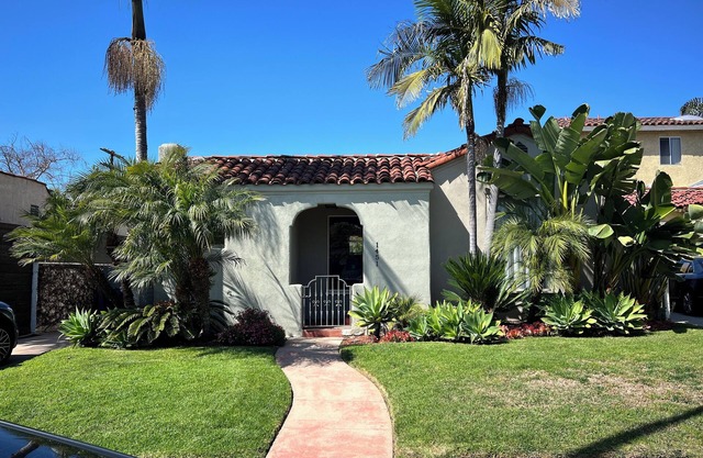 MidCity Oasis: Charming 2-br 2-ba house w/porch, fireplace & giant yard!