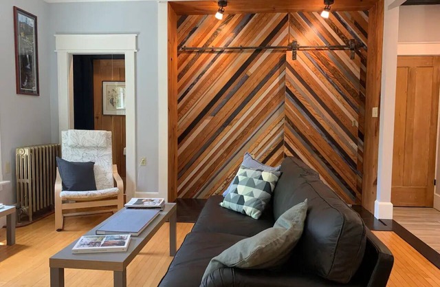 MIDCOAST, HISTORIC, FRESH. DOWNTOWN BEAUTIFUL BATH with Laundry