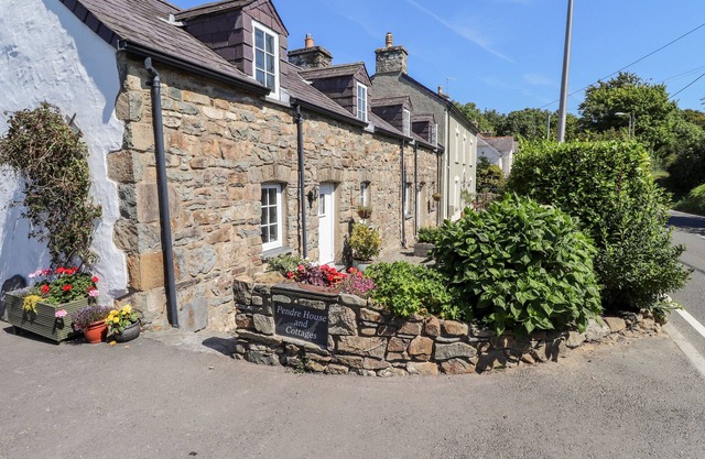 MIDDLE COTTAGE, pet friendly, with a garden in Newport, Pembrokeshire