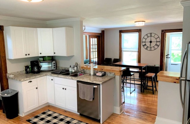 Middlebury Home with Sunset views!