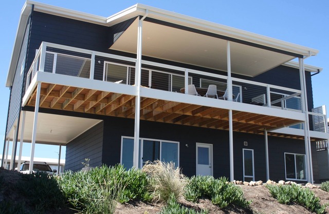Middleton Surfers Beach - “Black Cockatoo”: Sea Views, 200m to Beach & Modern