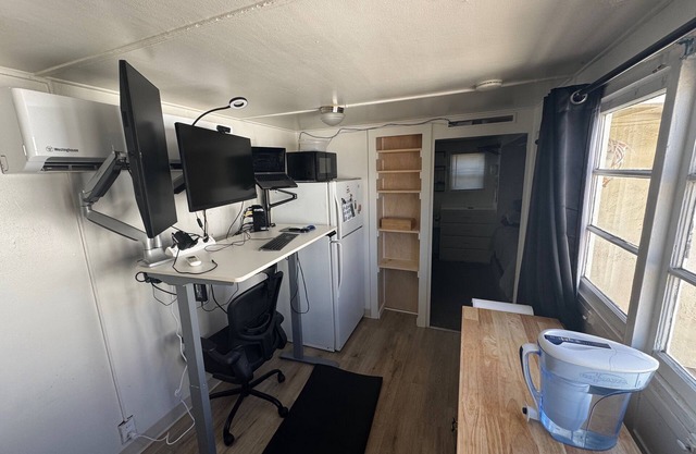 Midtown Charm: 1BR Urban Pad