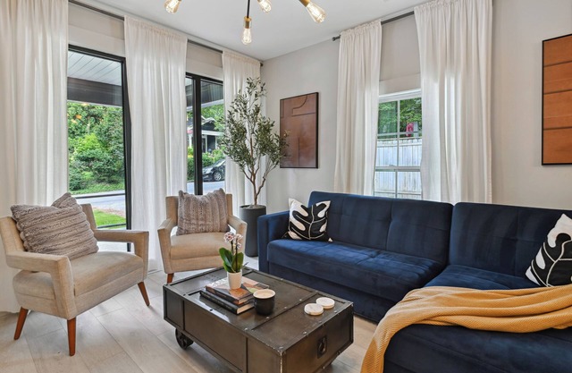 Midtown Cottage - 4 Beds - Pets