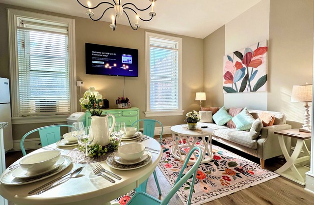 Midtown Whimsical Apartment 1 Block To River- Walk To Restaurants!