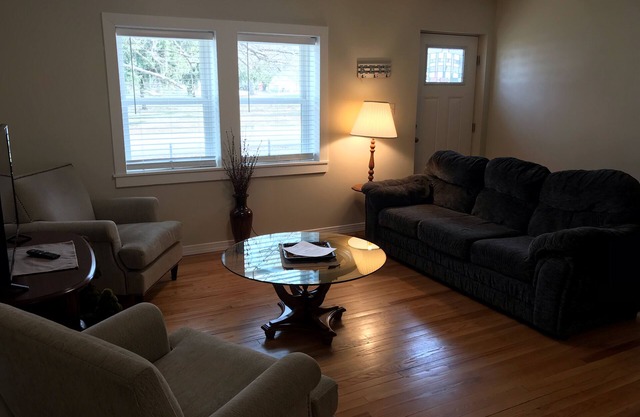 < Mile Bucknell, PSU -4br,2bth,2lr. Screened Sitting Porch