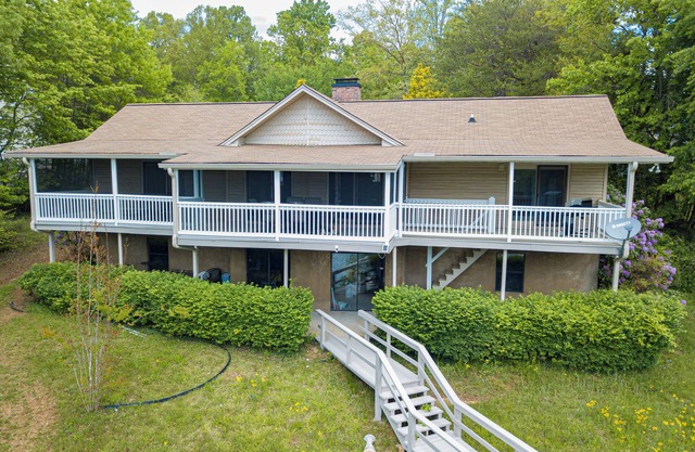 Miles Away Lakehouse- 3/2 with lake frontage, boat dock, newly renovated kitchen