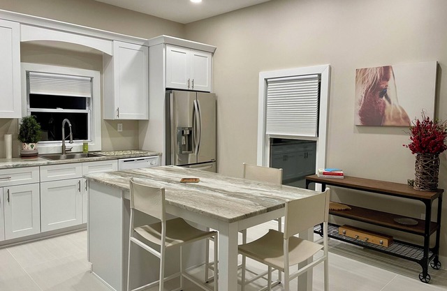 « Mill Town »remodeled, sleeps 1-4 close Downtown Fort Mill & I77 to Charlotte